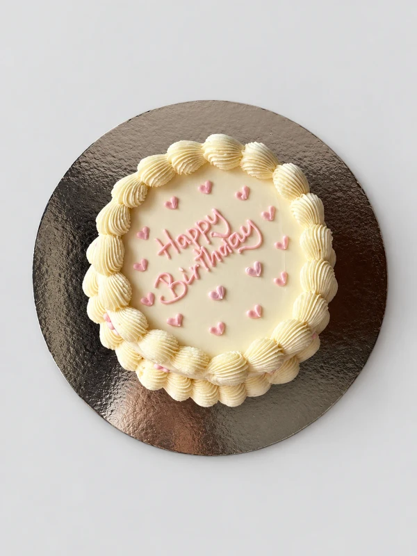 Торт "Birthday love" — Торт «Birthday love» — светлый винтажный торт с нежно-розовой надписью Happy Birthday и сердечками.